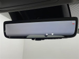 【デジタルインナーミラー(トヨタ)】車両後方カメラの映像をルームミラーに映すことが出来ます。 そのため、後席に人や荷物があって後方が見えづらい場合でもしっかり視界を確保することが出来ます。