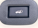 【パワーバックドア】スマートキーや運転席のボタンを押すだけでリアゲートが自動で開閉します!荷物を持っている時や、高い位置にあるバックドアを閉める際に便利な機能です♪