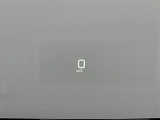 【ヘッドアップディスプレイ(HUD)】フロントウインドウガラスに走行情報を投影します。運転中の目線と重なるように表示されるので、少ない視線移動で速度が確認できるので、 ドライビングに集中できます!