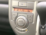 【オートエアコン】一度お好みの温度に設定すれば、車内の温度を検知し風量や温度を自動で調整。暑い…寒い…と何度もスイッチ操作をする必要はありません。快適な車内空間には必須の機能ですね♪