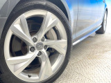●純正18インチアルミホイール:輸入車ならではの卓越した走りを支えるホイールと足回りです!日本車の走りに慣れている方にもぜひ体感して頂きたいほど、高いレベルでまとまっています!