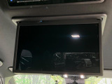 【14型有機ELフリップダウン】三列目からでも迫力のエンタメが観れる大画面フリップダウン。有機ELのモニターでは、一般的なフリップダウンよりも高コントラストでキレイな映像を楽しめます。