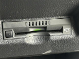 【ETC】有料道路を利用する際に料金所で停止することなく通過できる、ETC車載器(ノンストップ自動料金収受システム機器)が装備されています。セットアップを行うことで利用可能になります。