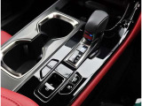こちらのシフトは、車両にマッチしたデザインになっています!握りやすく、操作し易い配置になっていますので、いつも触れるシフトだからこそ、大切ですね!