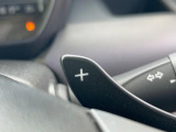 【パドルシフト】ハンドルから手を離さずに素早くシフトアップ&ダウンができるので、エンジンブレーキを使う下り坂や高速道路の合流で加速したい場面で役立ちます。