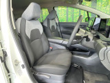 運転席まわりには十分なスペースがあり、大柄な方でもゆったり運転していただける環境です。