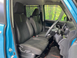 運転席まわりには十分なスペースがあり、大柄な方でもゆったり運転していただける環境です。
