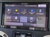 マットブラックにホワイトのLIBERALAのロゴの建物と看板が目印です。