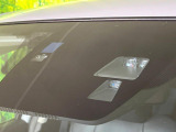 【スマートブレーキサポート】走行中に前方の車両等を認識し、衝突しそうな時は警報とブレーキで衝突回避と被害軽減をアシスト。より安全にドライブをお楽しみいただけます。