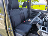 運転席のシートはホールド性に優れ疲れませんよ!