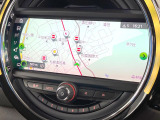 ●純正ナビ:一体感のあるナビは、高級感ある車内を演出してくれます。Bluetooth再生などオーディオ機能も充実しておりますので、運転もより楽しめます♪