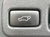 【パワーバックドア】スマートキーや運転席のボタンを押すだけでリアゲートが自動で開閉します!荷物を持っている時や、高い位置にあるバックドアを閉める際に便利な機能です♪