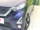 【LEDヘッドライト】悪天候や夜間走行時も良好な視界を確保し安心して運転できる高輝度LEDヘッドライトを装備!点灯速度が早く、消費電力も抑えられています。