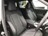 【コックピットシート】BMW車の主役席。車体中央にくる様に配置し車両重心とが一致する事でドライバーと車との一体感あるドライビングを実現。人間工学に基づき形成した形状が長時間のドライブ疲労も軽減します!