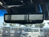 【デジタルインナーミラー(トヨタ)】車両後方カメラの映像をルームミラーに映すことが出来ます。 そのため、後席に人や荷物があって後方が見えづらい場合でもしっかり視界を確保することが出来ます。
