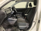 高いホールド性で運転姿勢が安定します。長距離ドライブでも疲れにくいのが魅力です。快適なドライビングライフをお送りください♪