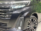 【LEDヘッドライト】悪天候や夜間走行時も良好な視界を確保し安心して運転できる高輝度LEDヘッドライトを装備!点灯速度が早く、消費電力も抑えられています。