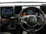 運転にかかわる様々な操作を安全に行えるように視点移動が少なく、操作性に配慮されたスイッチ類が凝縮されたコクピットです。