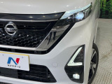 【LEDヘッドライト】悪天候や夜間走行時も良好な視界を確保し安心して運転できる高輝度LEDヘッドライトを装備!点灯速度が早く、消費電力も抑えられています。