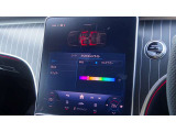 ドア、ダッシュボード、センターコンソールなどの柔らかなLEDの間接光が、室内空間を上質に彩り、ラグジュアリーな雰囲気を醸成します。照明色は64色から選べ、明るさも調整可能。