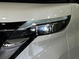 【LEDヘッドライト】悪天候や夜間走行時も良好な視界を確保し安心して運転できる高輝度LEDヘッドライトを装備!点灯速度が早く、消費電力も抑えられています。