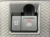 【電動パーキングブレーキ】パーキングブレーキは便利な電動式!ボタン一つで操作でき、アクセルを踏めば自動で解除されます♪レバーやペダルが無いので運転席廻りもすっきりしますね♪