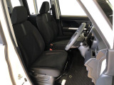 運転席の座面高さを調整できるシートリフターが付いています。