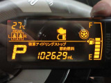 ディスプレイには、平均燃費、外気温、航続可能距離などの情報が表示されます。