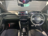 スッキリとまとめられた運転席周りで、運転を楽しくさせる内装です。まさにcockpitです!