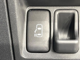 【パワースライドドア】スマートキーや運転席のスイッチでスライドドアの開閉が可能♪電動だから力を入れてドアを開ける必要が無く、小さいお子様でも、重い荷物を持っている時もラクに開け閉めできます♪