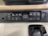 【オートエアコン】一度お好みの温度に設定すれば、車内の温度を検知し風量や温度を自動で調整。暑い…寒い…と何度もスイッチ操作をする必要はありません。快適な車内空間には必須の機能ですね♪