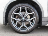 BMWのほぼすべてのモデルに『ランフラット・タイヤ』を標準装備しています。もしもパンクした場合でも、そのまま時速80kmまでで航続距離80km走行可能です。立ち往生する事無く、事故も未然に防ぎます。