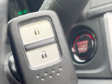 【Hondaスマートキー】カバンやポケットに入れたままでもドアの施錠・解錠が可能なスマートキーを装備。エンジンのオン・オフ時もカギを取り出す必要が無いからとっても便利です♪