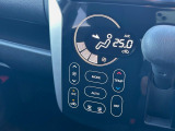 【オートエアコン】一度お好みの温度に設定すれば、車内の温度を検知し風量や温度を自動で調整。暑い…寒い…と何度もスイッチ操作をする必要はありません。快適な車内空間には必須の機能ですね♪