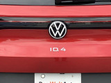 ホワイトのVolkswagenエンブレムとID.4エンブレム。