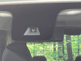 【三菱e-Assist】走行中に前方の車両等を認識し、衝突しそうな時は警報とブレーキで衝突回避と被害軽減をアシスト。より安全にドライブをお楽しみいただけます。