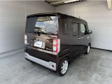 後部座席とリヤはプライバシーガラスになっています。座っている人や置いてある荷物が見えにくくなっているのでプライバシーの確保が出来ます。
