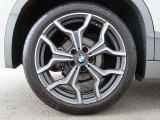 BMWのほぼすべてのモデルに『ランフラット・タイヤ』を標準装備しています。もしもパンクした場合でも、そのまま時速80kmまでで航続距離80km走行可能です。立ち往生する事無く、事故も未然に防ぎます。