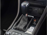 【シフトレバー】シフトもとても操作しやすいデザインになっております。運転する人の事を第一に考えた操作性の高い仕様です。