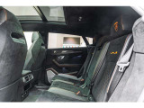 ■Embroidered Lamborghini shield on headrest ■Panoramic Roof