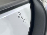 【ブラインドスポットモニター】走行中、ドアミラーの死角になりやすい箇所に後続車が接近するとサイドミラーのレンズに警告を表示!ドライバーに注意喚起をしてくれます。