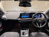 BMWの運転席はドライバーオリエンテッドという構造を採用。ドライバー目線の操作がしやすい設計になっており、ドライブ中にも目線の移動が少なく運転中にも簡単に操作ができます。
