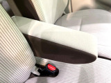 【アームレスト】運転中の身体の負担を軽減してくれるアームレストを装備♪