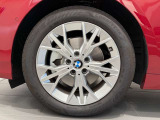 BMWの純正アロイホイールは軽量かつ強度にも優れているホイールで走行性能を引き上げる設計になっております。足元にもBMWは妥協がなくこだわっている個所になります。