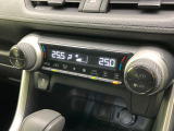 【左右独立型フルオートエアコン】運転席と助手席でそれぞれお好みの温度に設定可能。同乗者にも配慮した、快適な空調をお届け致します。
