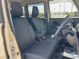 運転席まわりには十分なスペースがあり、大柄な方でもゆったり運転していただける環境です。