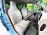 運転席まわりには十分なスペースがあり、大柄な方でもゆったり運転していただける環境です。