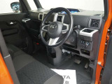 運転席の様子です。見通しの良いすっきりとした内装で運転しやすい空間となっております!