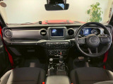 かつての名車CJのオマージュをした直線基調のデザインです。直感的に操作できるスイッチ類となっております。
