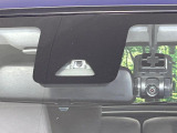 【スマートアシスト】走行中に前方の車両等を認識し、衝突しそうな時は警報とブレーキで衝突回避と被害軽減をアシスト。より安全にドライブをお楽しみいただけます。